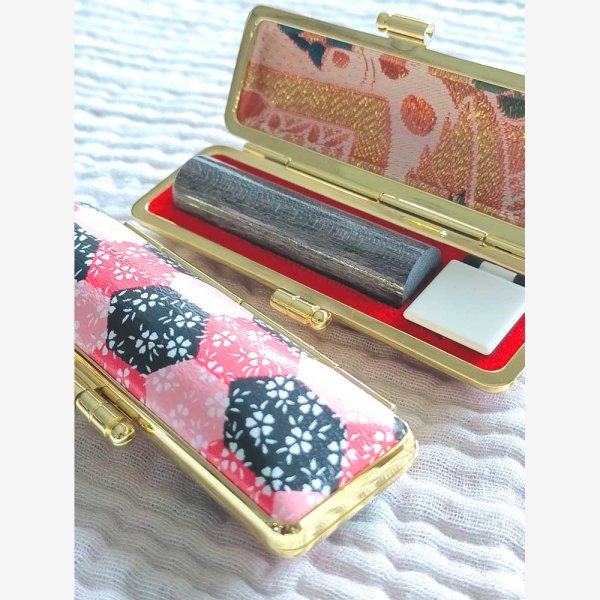 画像2: 印鑑ケース 赤ローケツ染め 13.5/15mm丸兼用/a-01 (2)